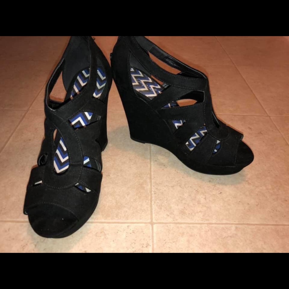 Black wedges